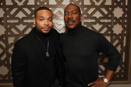 El astro de Hollywood feliz con el compromiso de su hijo.
Eric es fruto del primer matrimonio de Eddie Murphy con Patricia Southall.