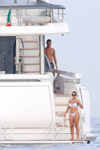 El astro del fútbol y su mujer disfrutan de Ayla, un crucero del astillero italiano Azimut, modelo Grande 27 Metri, de 26,78 metros de eslora, con cuatro camarotes y cinco baños.