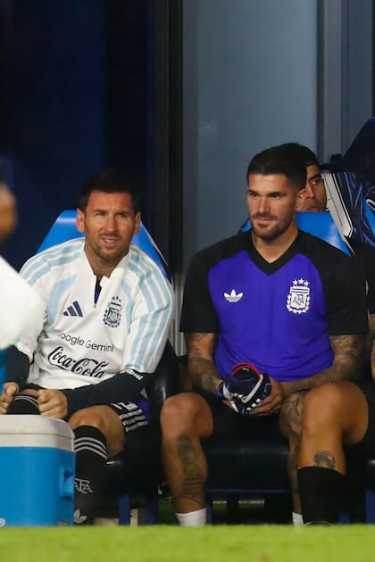 El astro rosarino observó el primer tiempo desde el banco, acompañado por Rodrigo de Paul.
