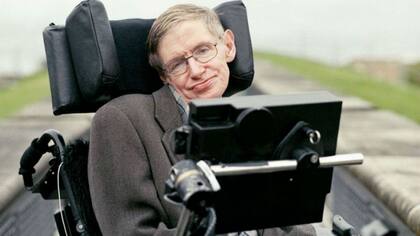El astrofísico Stephen Hawking sufre esta terrible enfermedad desde hace muchos años