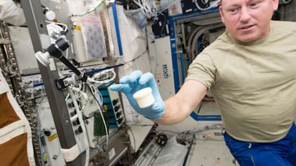 El astronauta Butch Willmore muestra una pequeña pieza hecha con una impresora 3D en el espacio