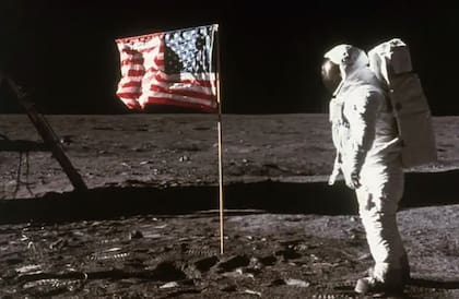 El astronauta Buzz Aldrin saluda a la bandera estadounidense en la superficie lunar en 1969.