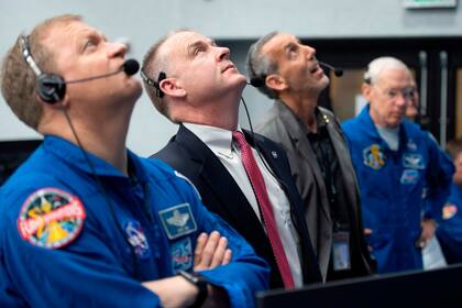 El astronauta de la NASA Doug Hurley y el jefe de la oficina de astronautas Pat Forrester observan el lanzamiento del cohete SpaceX Falcon 9 que lleva la nave espacial Crew Dragon de la compañía en la misión Demo-1 desde el Centro de Control de Lanzamiento, el 2 de marzo en el Centro Espacial Kenned