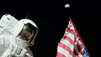 El astronauta Harrison Schmitt, del Apollo 17, con la Tierra de fondo