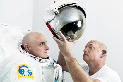 El astronauta Mark Kelly le pone el casco a su hermano gemelo, Scott Kelly, durante un entrenamiento en la NASA