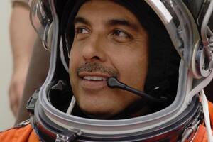 José Hernández, el latino que pasó de ser trabajador agrícola a astronauta de la NASA