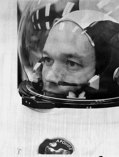 El astronauta Michael Collins se prepara para abordar la nave Apolo en julio de 1969