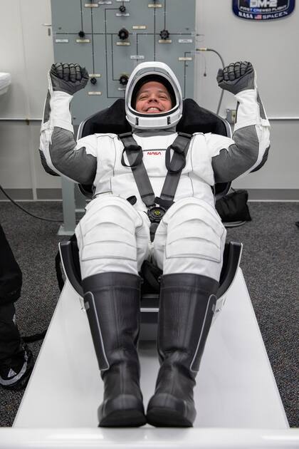 El astronauta Robert Behnken en una prueba con su traje espacial