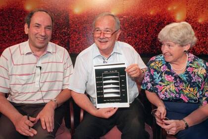 El astrónomo Eugene Shoemaker habla sobre un cometa que se estrelló contra el planeta Júpiter, en el Instituto Espacial Goddard en Maryland, el 18 de julio de 1994