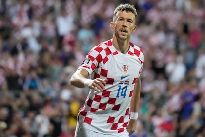 El atacante croata Ivan Perisic celebra tras el gol de su compañero Bruno Petkovic en el partido contra Letonia por las eliminatorias de la Eurocopa 2024, el viernes 8 de septiembre de 2023, en Rijeka, Croacia. (AP Foto/Darko Bandic)