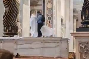 El atacante subido al altar principal