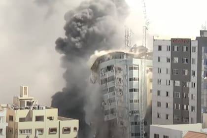 El ataque aéreo de las FDI destruyó el edificio de Al-Jalaa en Gaza