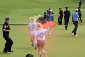 El N° 1 del golf volvió a ganar, pero el torneo sufrió el furioso ataque de un grupo de activistas