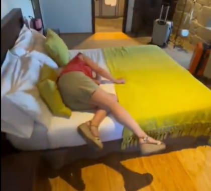 El ataque de risa que sufre la mujer, que terminó acostada en la cama