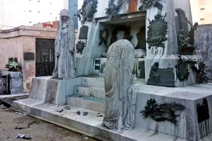 El ataque en el cementerio de La Recoleta fue a la tumba de Ramón Falcón