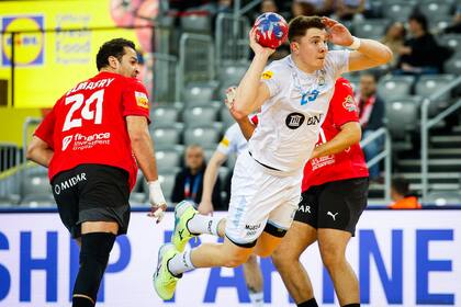 El ataque no funcionó tan mal y consiguió 25 tantos, pero las exclusiones mermaron a la defensa albiceleste contra el tricampeón africano, en Croacia.