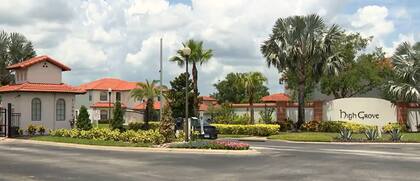 El ataque ocurrió en High Grove, un barrio residencial del condado de Lake, Florida, cuando la pareja intentaba remolcar el auto