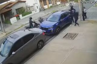 Dos chicos quedaron en medio del robo de una camioneta y su papá los salvó