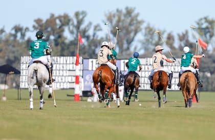 El ataquie de Dubai-La Natividad: Facundo Pieres (3) se queda en defensa, Albwardy (2) se va con la bocha y los Castagnola lo respaldan