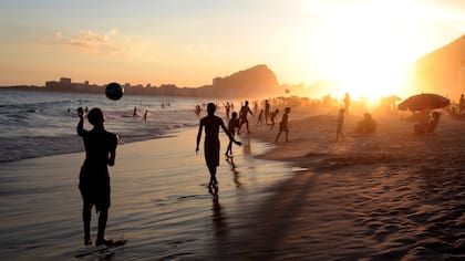 El atardecer en Copacabana, aunque en menor cantidad los turistas también se acercan a la playa