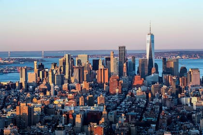 Alrededor 41 millones de dólares fue el presupuesto para que el Empire State se alzase sobre la ciudad de Nueva York. 3.500 obreros fueron necesarios para levantar sus 102 pisos, utilizando para ello 10 millones de ladrillos, 60.000 toneladas de acero y 6.500 ventanas. La torre se alzó rápidamente, a una velocidad de construcción de cuatro plantas y media por semana