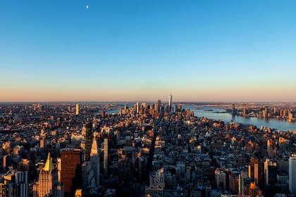 El edificio Empire State está ubicado en pleno centro de la ciudad de Nueva York, en la intersección de la Quinta Avenida con la calle 34