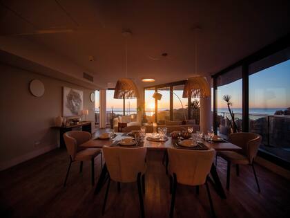 El atardecer envuelve a las unidades.