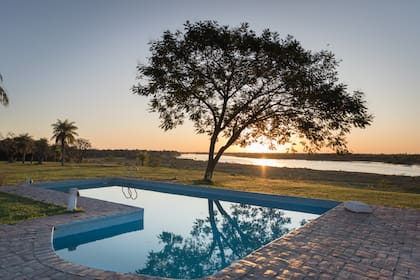 El atardecer sobre el río Corriente es un momento único.