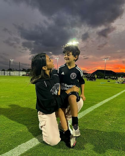 El atardecer soñado que compartió Anto Roccuzzo con Leo y su hijo menor Ciro (Foto: Instagram @antonelaroccuzzo)