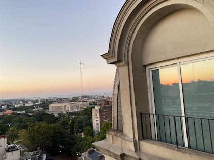 El atardecer y parte del rooftop del Hotel Alvear