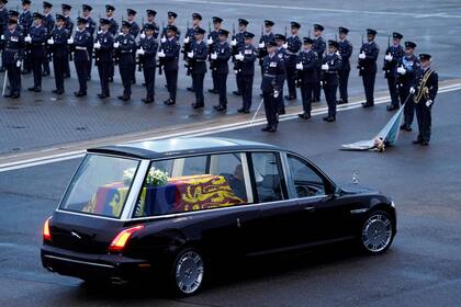 El ataúd con el cuerpo de la reina Isabel II. (Photo by Andrew Matthews / POOL / AFP)