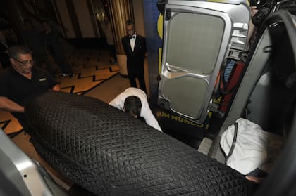 El ataúd con los restos de Antonio Gasalla es trasladado al interior del Teatro Maipo