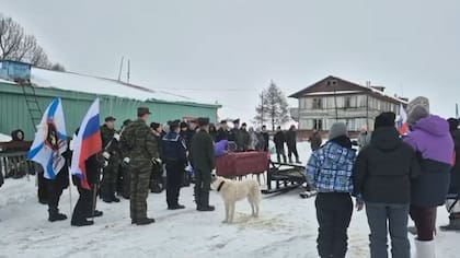 El ataúd de Akeev fue transportado en trineos de madera. Los asistentes a su funeral solo pudieron llegar al cementerio en moto de nieve.