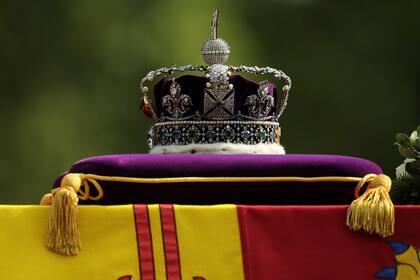 El ataúd de Isabel II, con la Corona imperial del Estado encima
