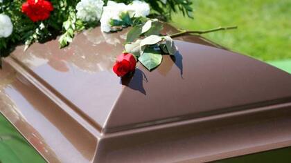 El ataúd se dejó en la casa de la anciana para que sus allegados pudieran visitarla