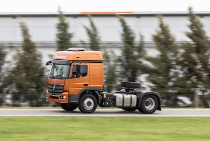 El Atego amplía su gama con tres versiones, incorporando cajas automatizadas y nuevas prestaciones para cargas semipesadas.