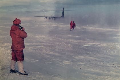 El aterrizaje de un Hércules en la pista de la base Marambio.