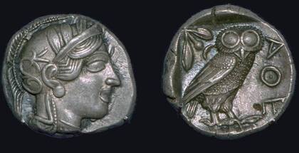 El Athene noctua, o mochuelo europeo, era el animal sagrado de la diosa Atenea de la mitología griega, y en la cultura romana, el ave de Minerva