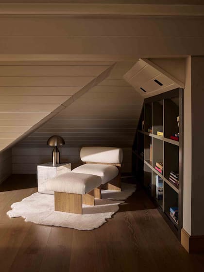 El ático cuenta con una sala de estar independiente, para reuniones familiares. Un espacio íntimo donde la calidez manda.