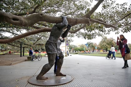 La escultura fue puesta allí para sostener las ramas del gomero