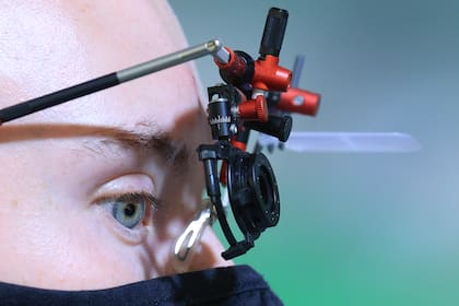 El atleta de la República de China Artem Chernousov compite en la calificación de tiro con pistola de aire de 10 m para hombres durante los Juegos Olímpicos de Verano de 2020 en el campo de tiro de Asaka.