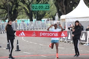 El atleta etíope Habtamu Birlew cruza la meta