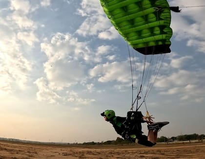 El atleta impactó contra un árbol antes de caer al suelo (Foto: facebook . Nathy Odinson)