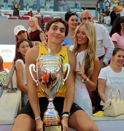 El atleta saltó 6,29 metros en Budapest y rompió su propio récord