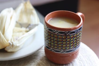 El atole es una bebida mexicana de origen prehispánico hecha originalmente a base de harina de maíz y agua (elpoderdelconsumidor.org)