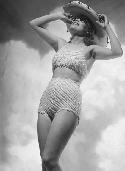 El "Átomo" fue el primer bañador de dos piezas, pero mantenía cubierto el ombligo (prohibido también en las películas de Hollywood).