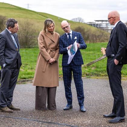 El atuendo invernal de Máxima que lució en su visita a un parque industrial