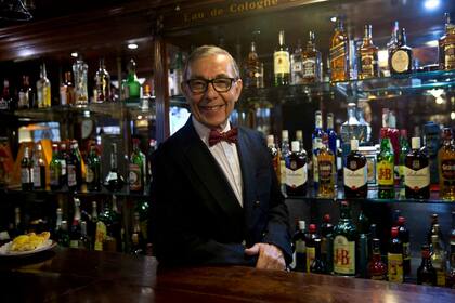 El atuendo puede cambiar pero nunca le falta un moño de seda