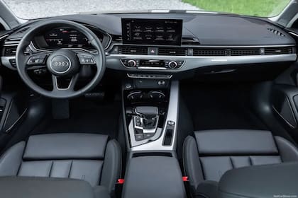 El Audi A4 40 TFSI suma tecnología y ahora luce una pantalla de 10,1" que domina la consola