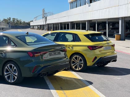 El Audi S3 en versión sedán color Verde Distrito Metalizado junto al sportback color Amarillo Pitón
